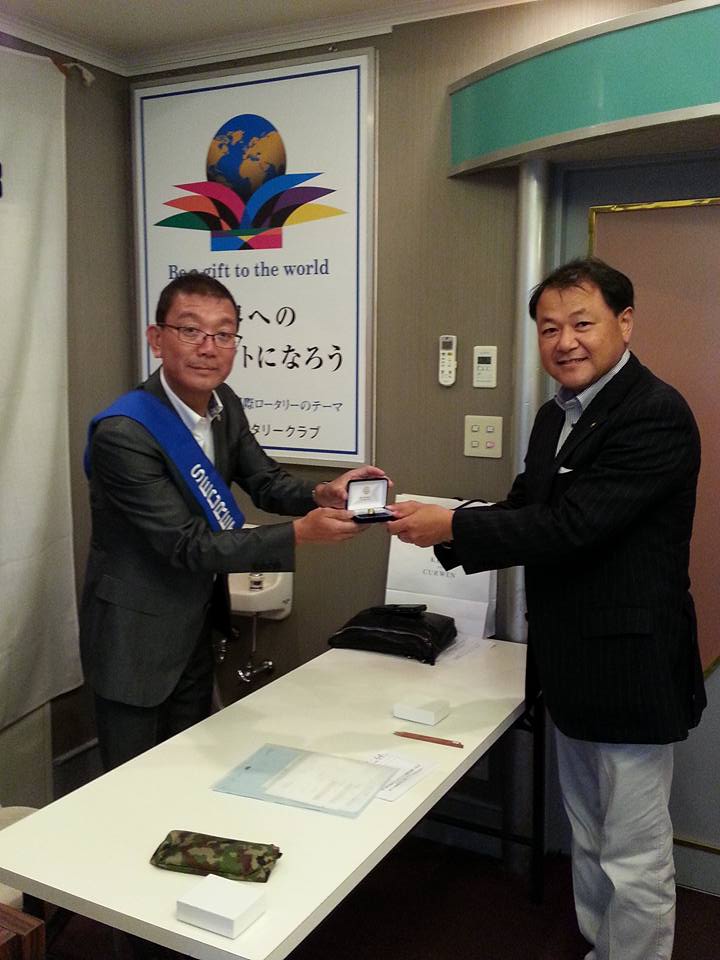 次期の会長＆幹事にバッジを引き継ぎ