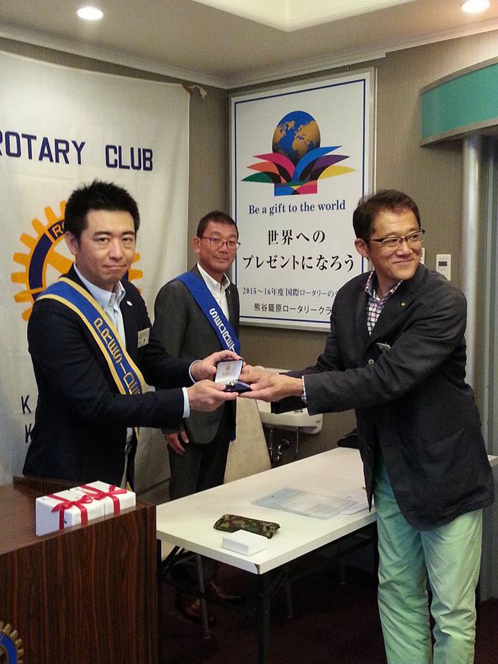 次期の会長＆幹事にバッジを引き継ぎ